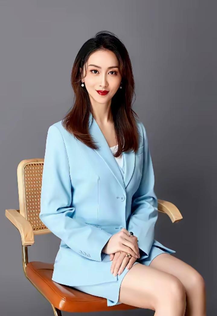 裴铁，女，甘肃兰州人，英国利物浦大学法学硕士(国际商法方向)、英国南安普顿大学法