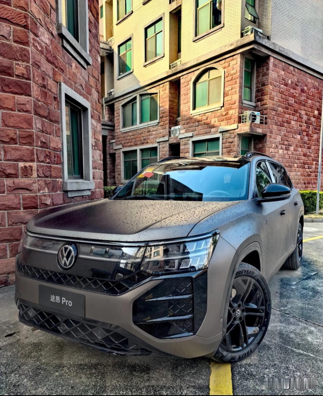 前阵子，表姐家为“春节回谁家过年”闹得不可开交。婆婆说回老家必须风光，媳妇