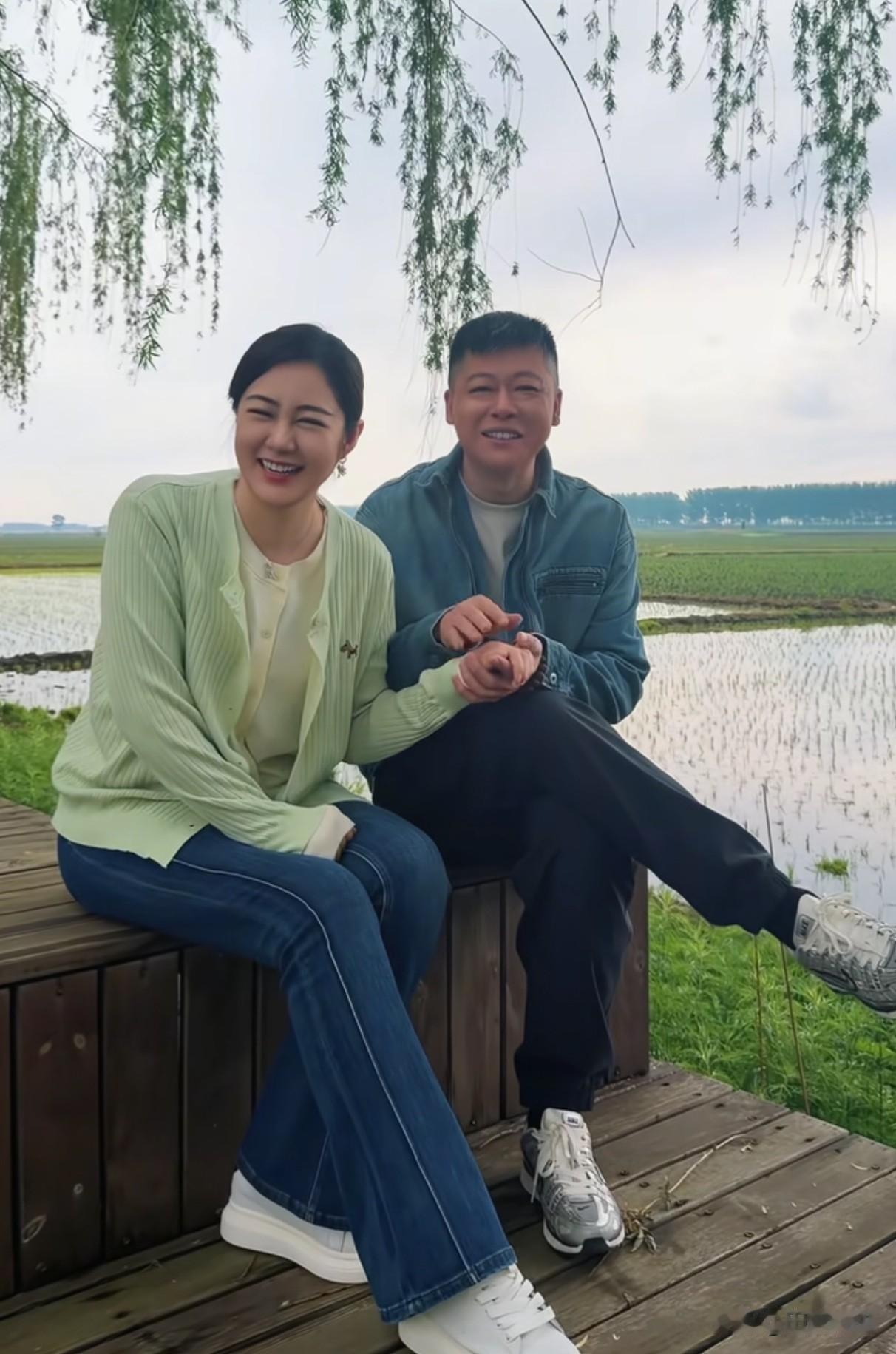 乡村爱情又散了一对？谢永强的扮演者被媳妇吊在树上打了起来，质问谢永强再对小蒙