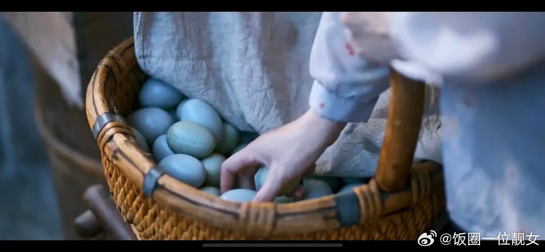 周也翟潇闻新剧也太扯了。。。周也她妈在野外捡鸭蛋。。一天捡到了这么多。。。