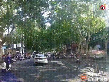 一名小伙骑车路过一位老人，老人当场拽住小伙的电动车想要碰瓷，没想到小伙反应迅速，