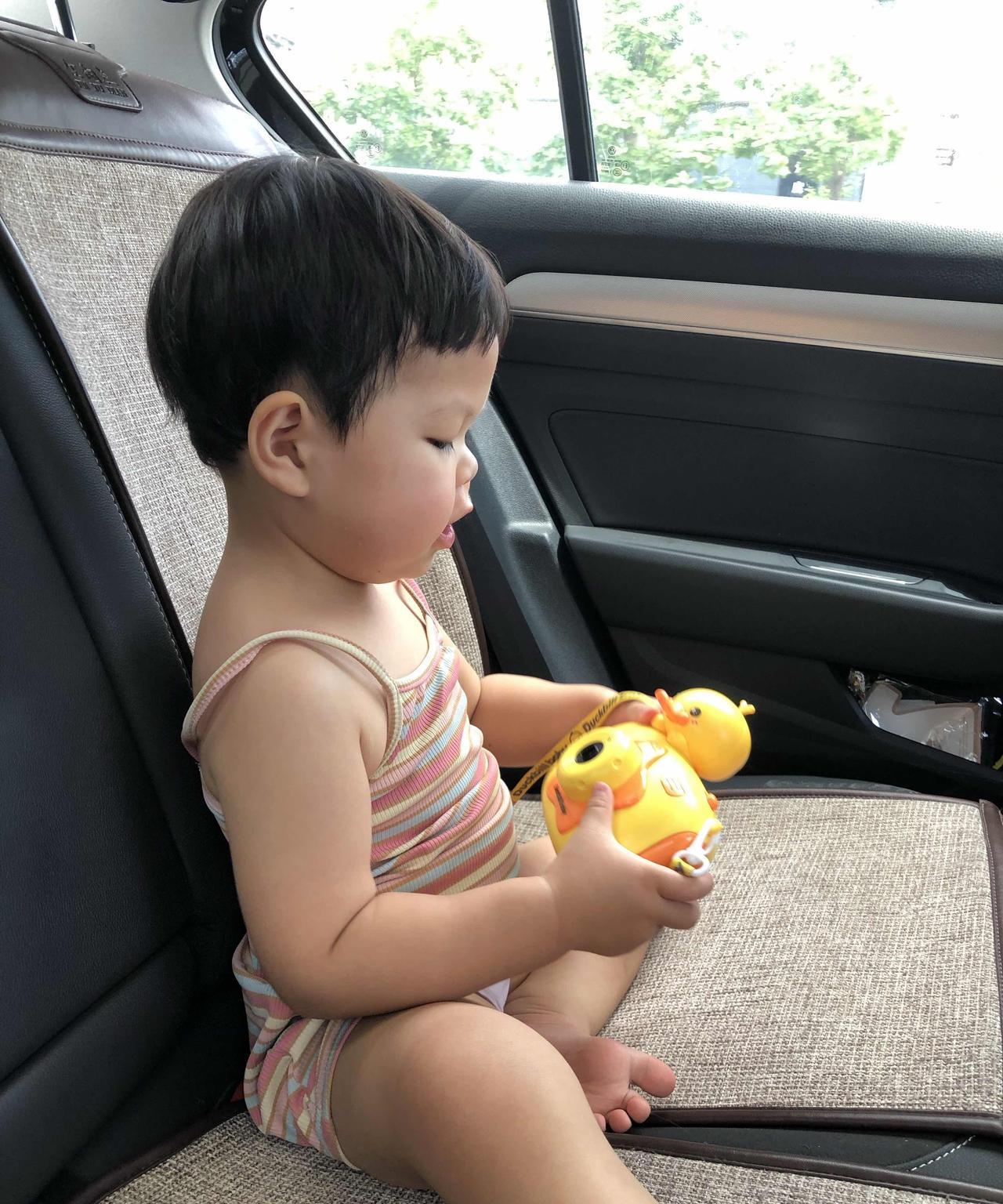 去家电城看了空调。我和儿子相约，到我们这里最大的家电城去看空调。一楼有电风扇