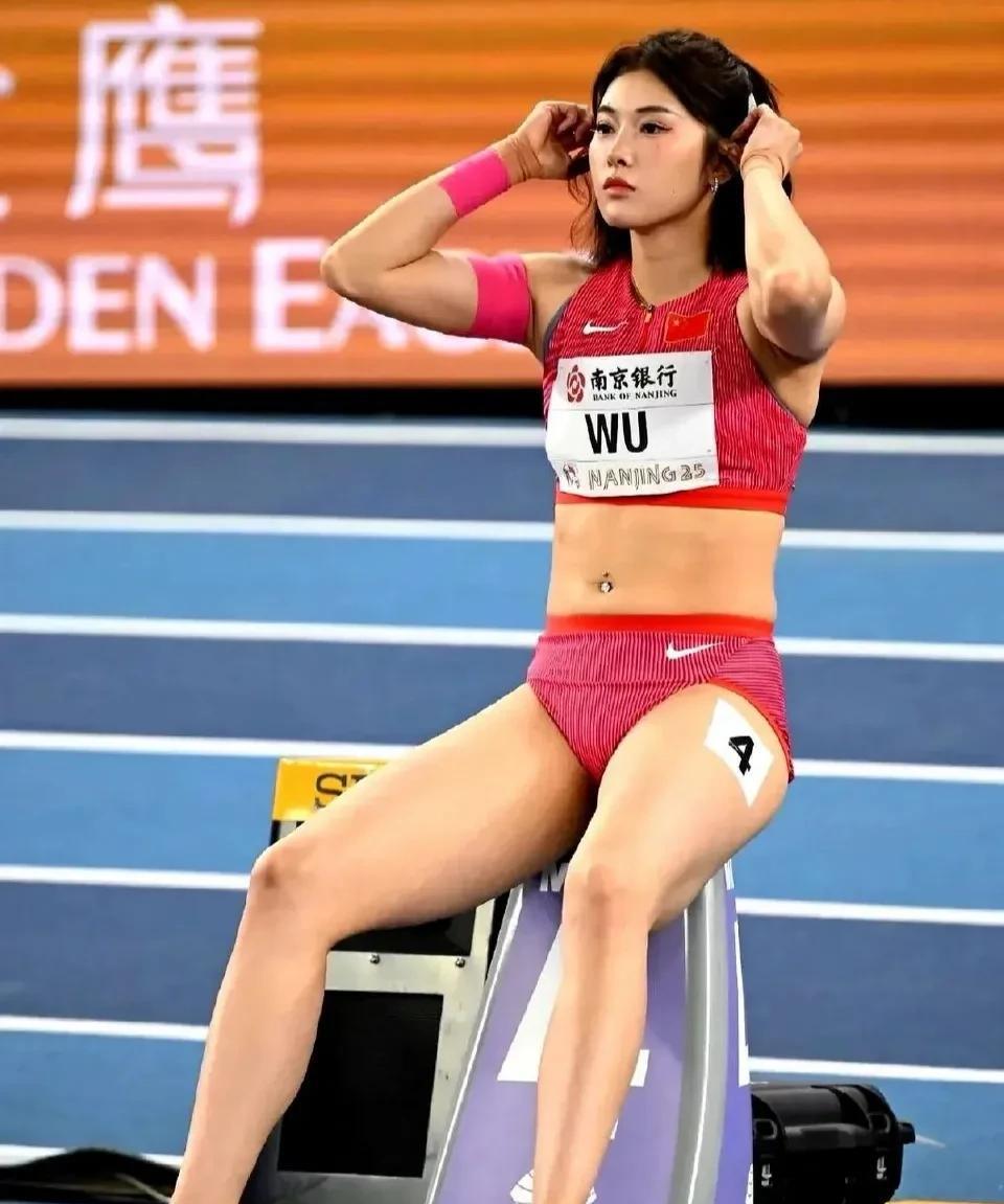 直观上看：中国这三位跨栏女神都是特殊的H型腰身。吴艳妮和夏思凝、林雨薇相比，她