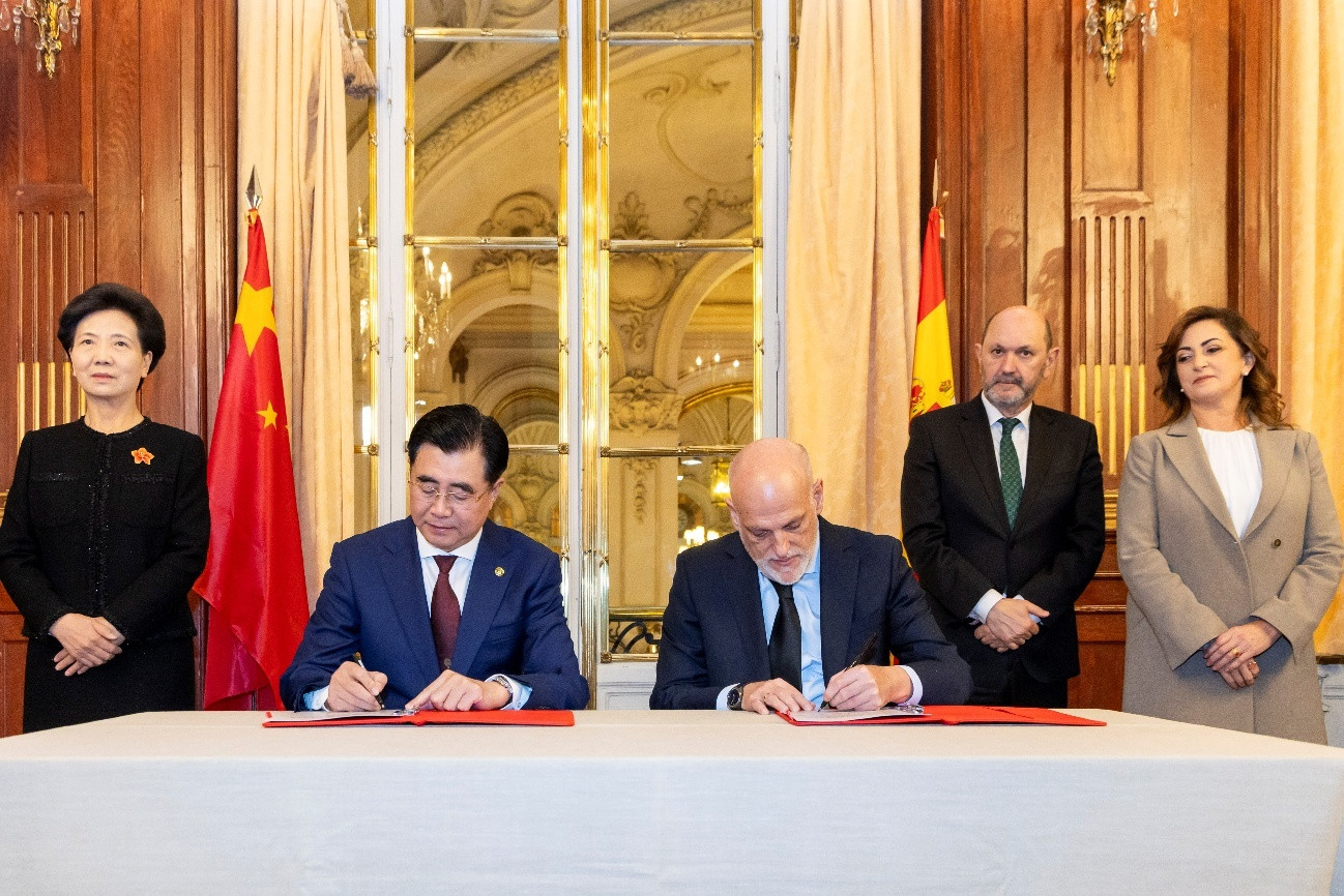 西甲与中国足协签署合作协议当地时间2月5日，西甲联盟（LALIGA）和西班牙足