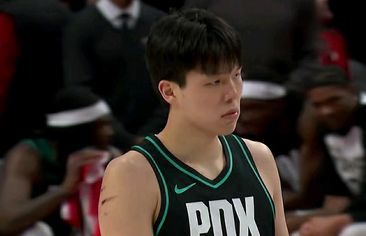 末节仅仅登场2分15秒，杨瀚森抓住机会，2分1篮板展现态度！在开拓者客场9