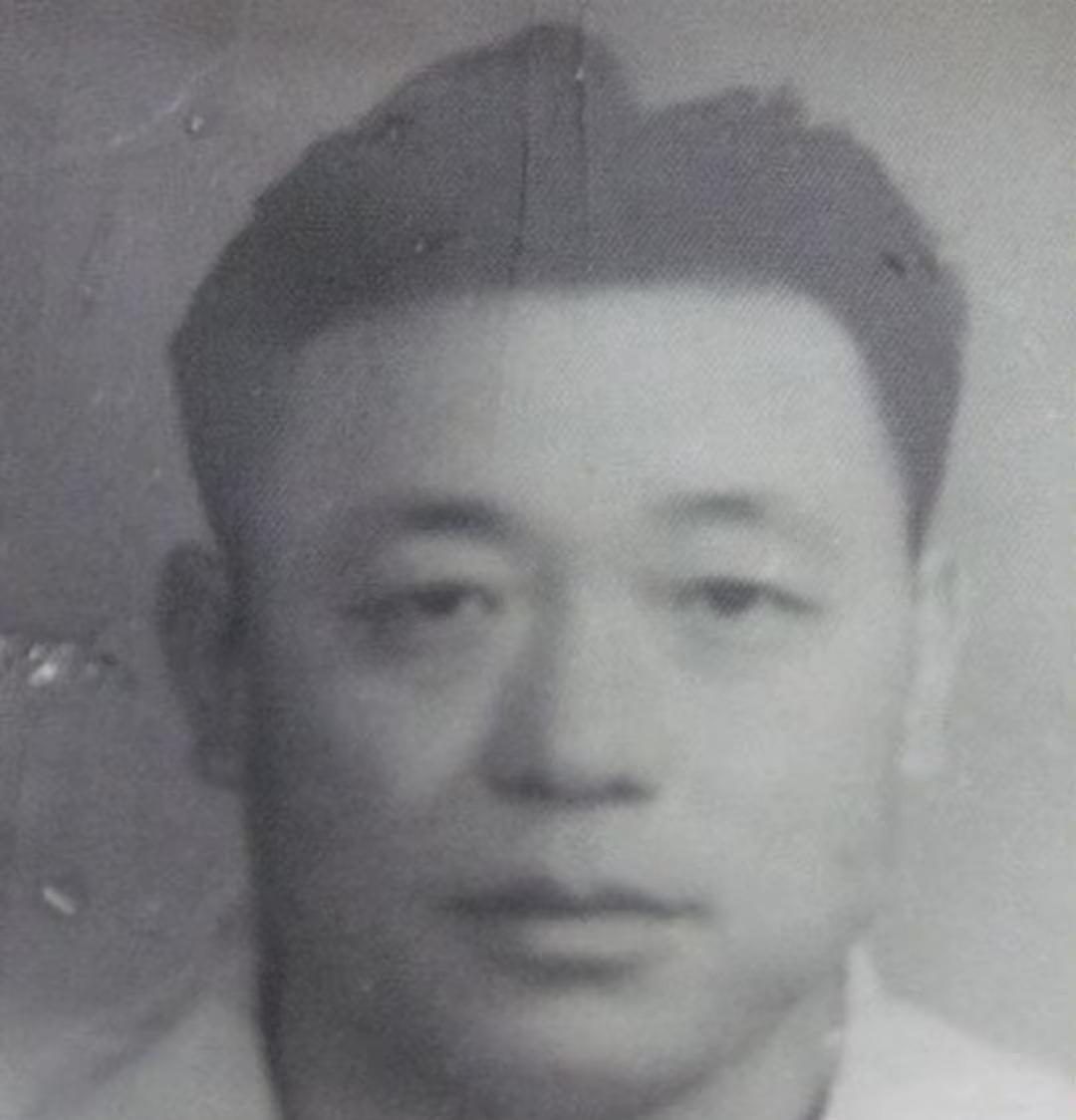 那玻璃被萧克这一嗓子震得微微作响，像是被风刮歪了的老旧风铃，晃了晃又稳住。屋里宋