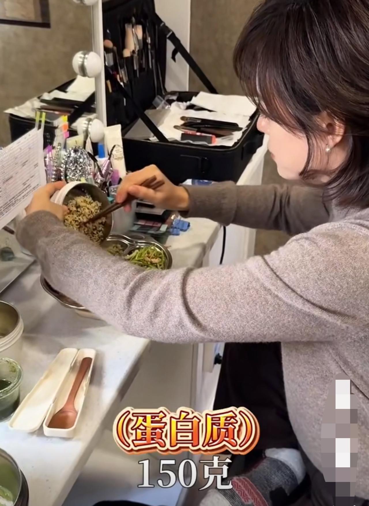 孙俪吃的饭菜精细到用秤量！惊了，果然明星的身材管理好严格……秤都用上了。主要