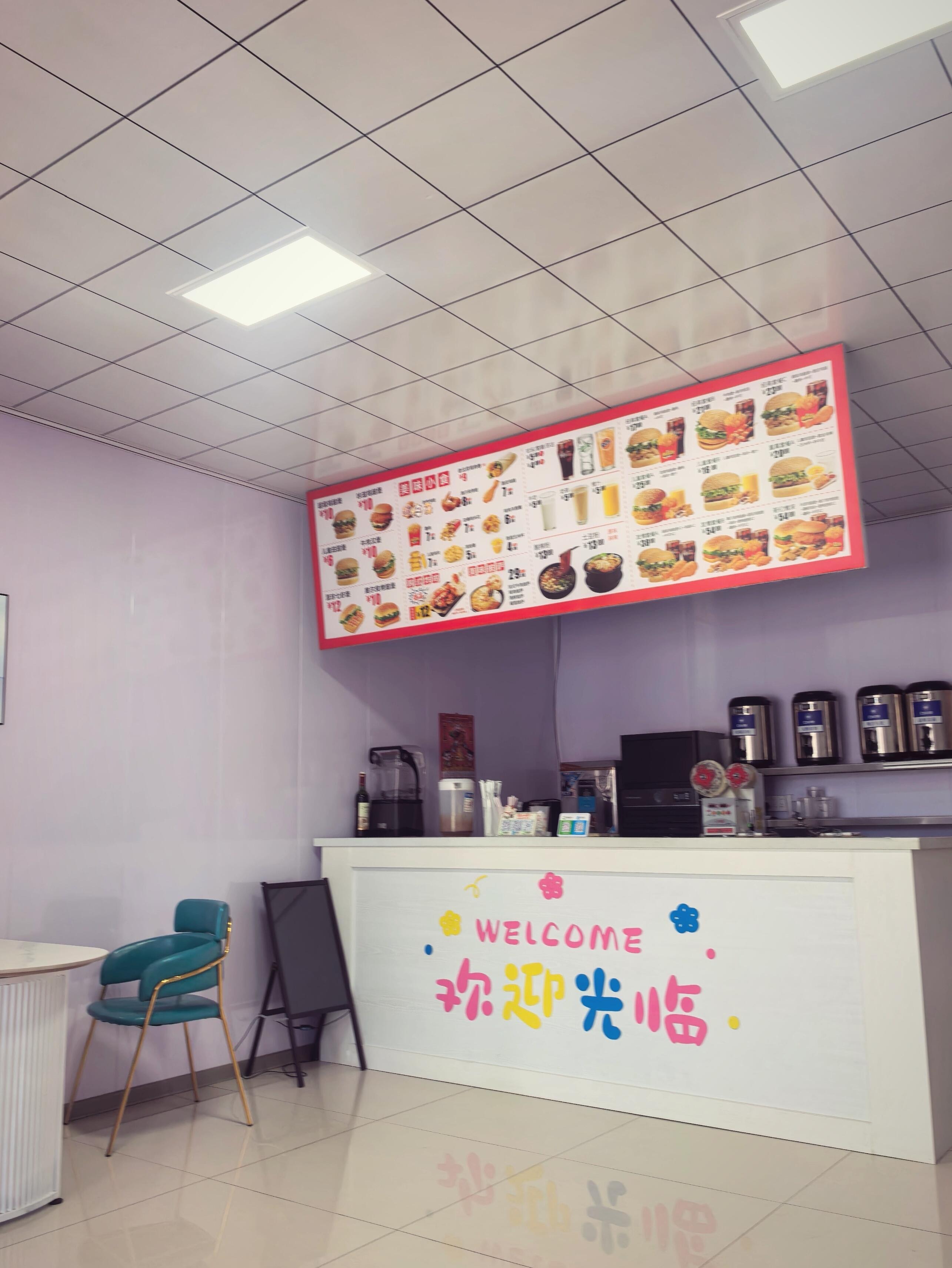 当我和姥姥相约在镇上的奶茶店