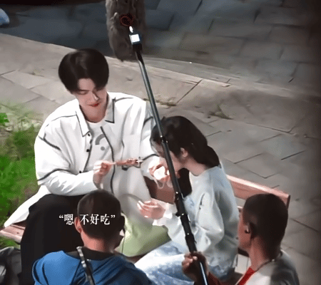 陈鹤一这？情侣都不这样做吧