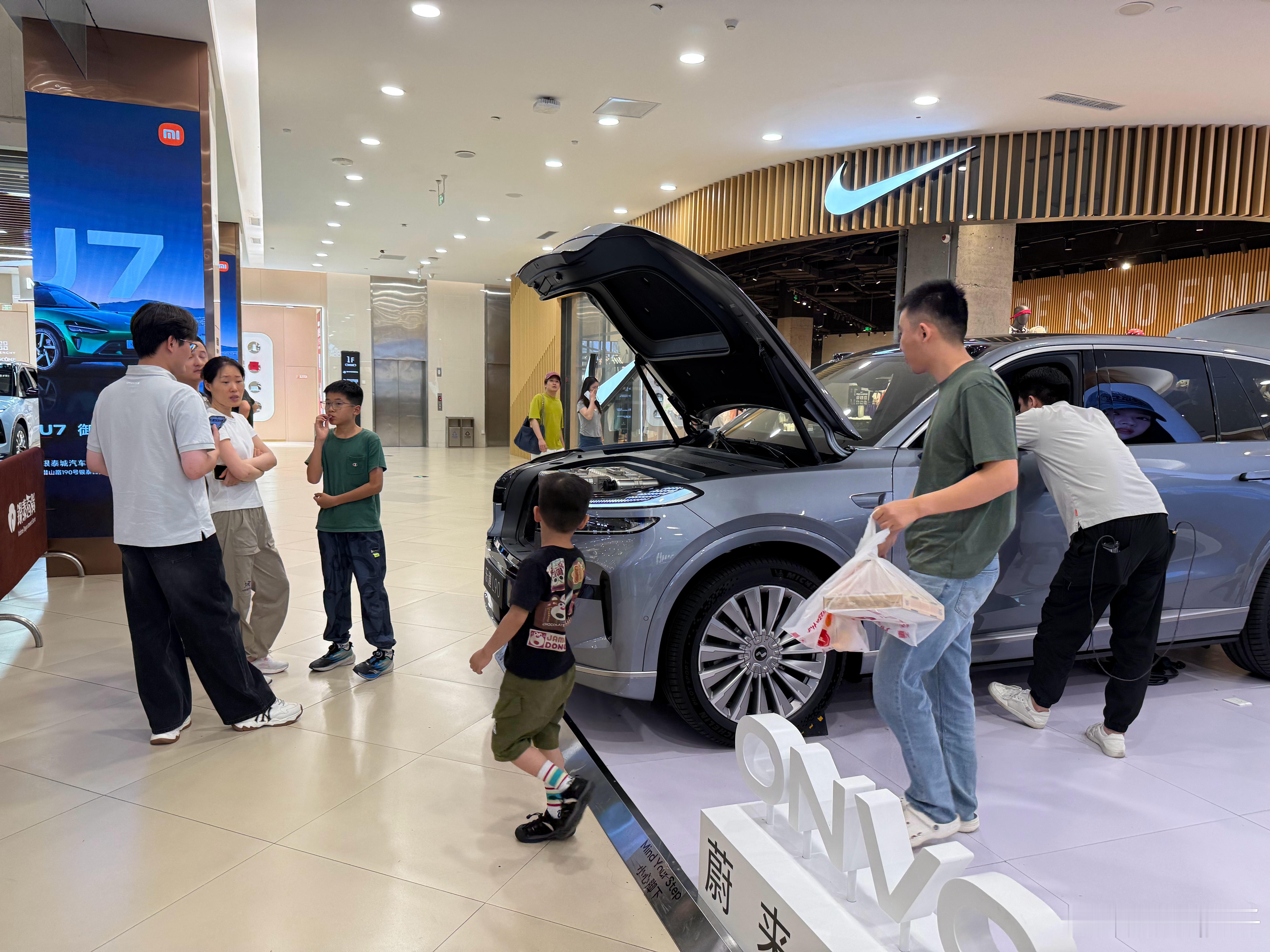 路过几家乐道L90的快闪展厅全是一家人这种目标用户来看车在好好研究这个巨大无比的