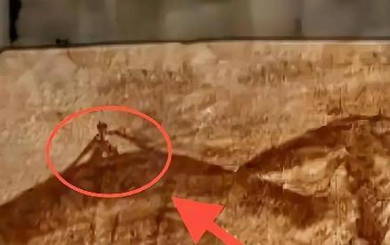 1852年，一位叫索布德的牧民在整理祖母的遗物时，无意中发现了一张鹿皮图，上面画