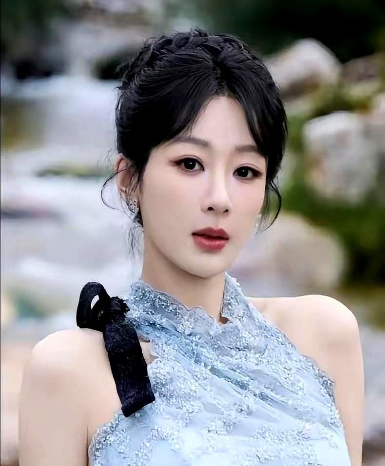 少吃、多睡、戒色。杨紫用这六个字回应了单身七年的感情状态。当年一碗胡辣汤闹得