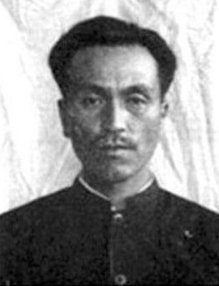 1942年，一个日本兵为了找乐子，把毛巾盖在农民脸上，不停地往他肚子里灌水，一直