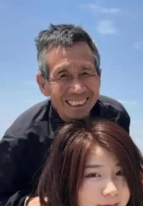 河南洛阳有个50岁的拾荒大爷张双奇，捡了个弃婴叫张白鸽，自己吃糠咽菜硬是把闺女供
