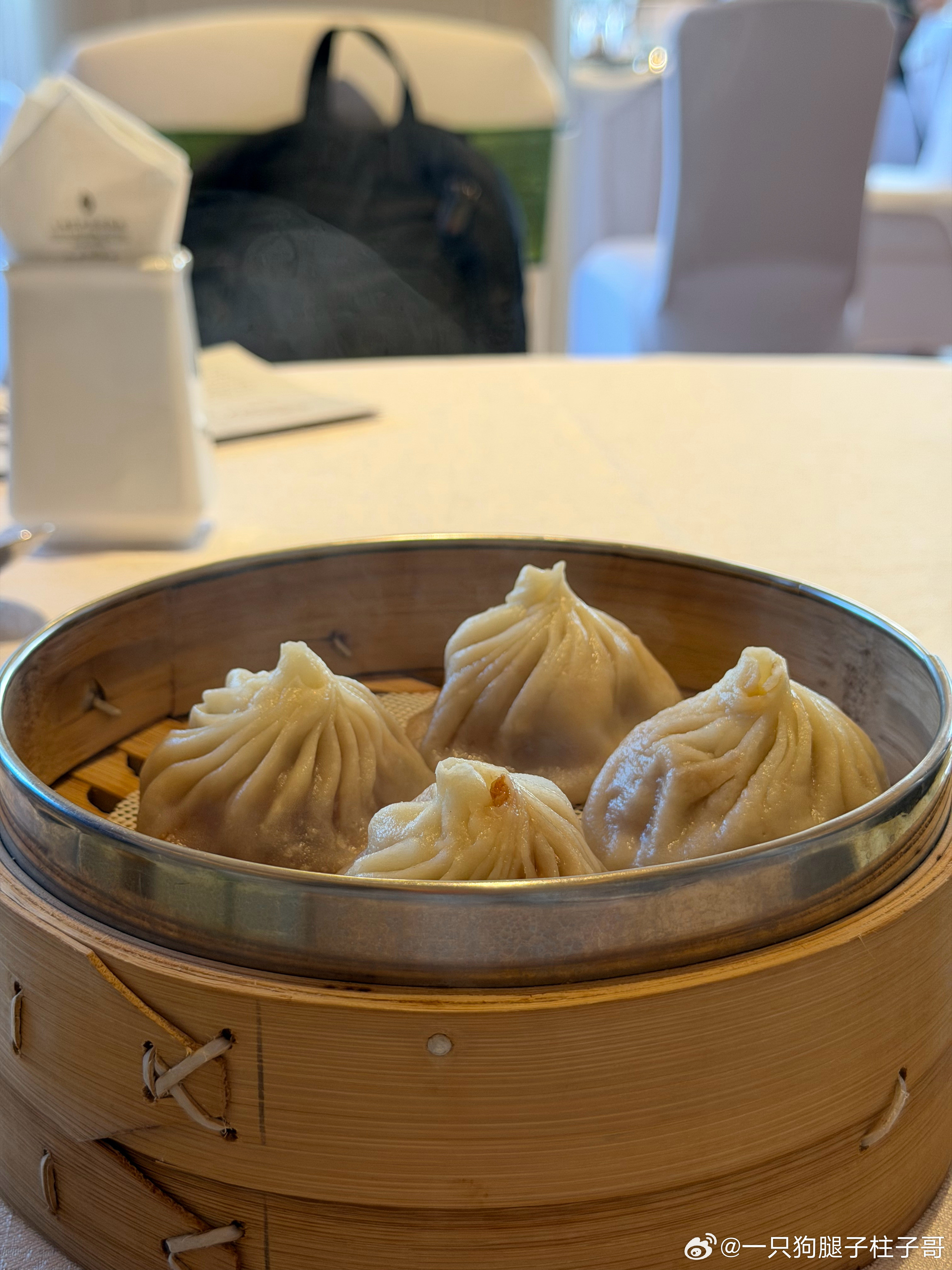 得亏活到现在，才吃到这么好吃的东西。得亏切了胃，我才能吃上：一块无锡排骨一个面筋