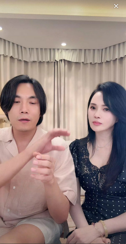 秦昊这嘴，在直播里可太敢说了！伊能静问他当初喜欢自己啥，他张口就来：“皮肤白