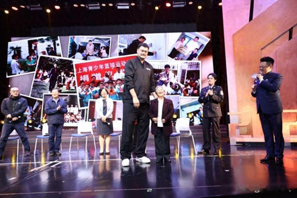 姚明站上讲台，老师仰头看他，谁还记得当年黑板上的字？2025年10月28日，