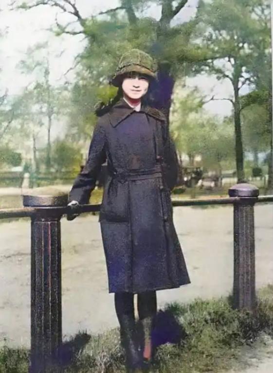 1955年，林徽因病逝，年仅五十一岁。梁思成亲手为她设计墓碑，碑上只刻了七个字，