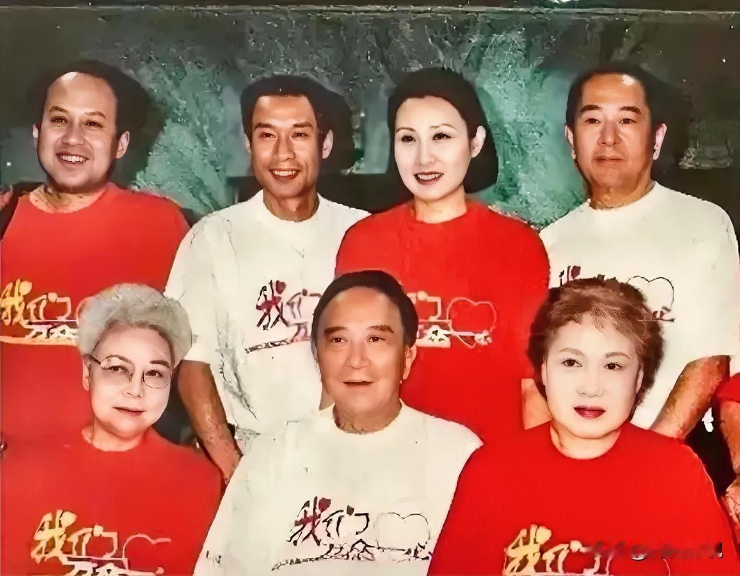 仔细一看，后排就认得出浓眉大眼，气色盈和郭达，还有细眉飞扬，明眸善睐，朱唇榴齿，