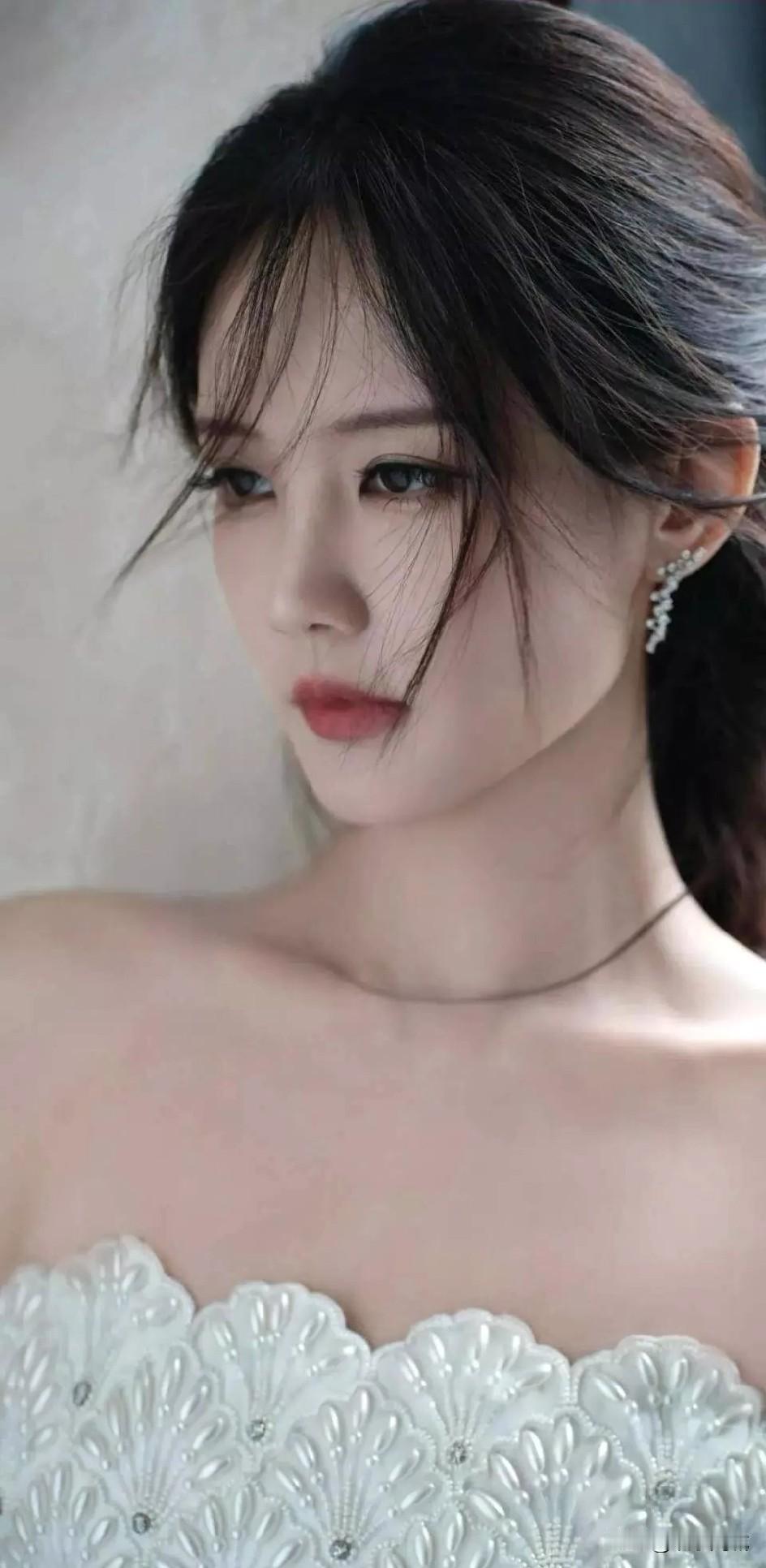 镁光灯扫过李一桐的雪纺鱼尾裙，月光般的缎面泛起涟漪。她背对镜头轻撩发丝，鱼骨辫盘