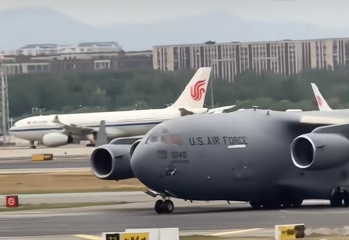 这两天美国空军已经派了三架C17运输机往北京上海运送特朗普访华物资了，白宫也早