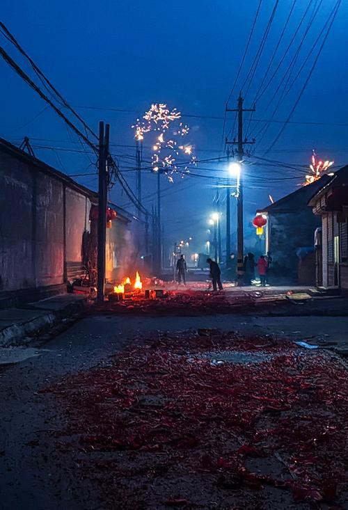 听我一句劝，今天就是除夕夜了，家里这会儿肯定忙得脚打后脑勺，又是炸丸子又是蒸馒头