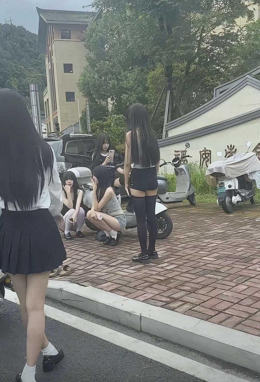 据说是技校里的学生！现在技校都这么穿吗？