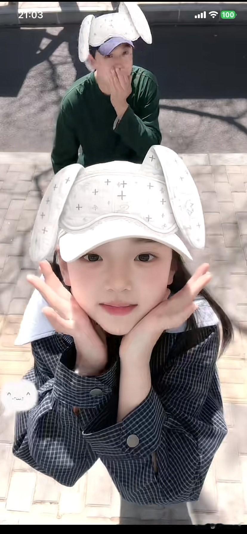 小酒窝和爸爸高云翔在一起太开心了！还要和爸爸拍视频，爸爸也相当配合！小酒窝用