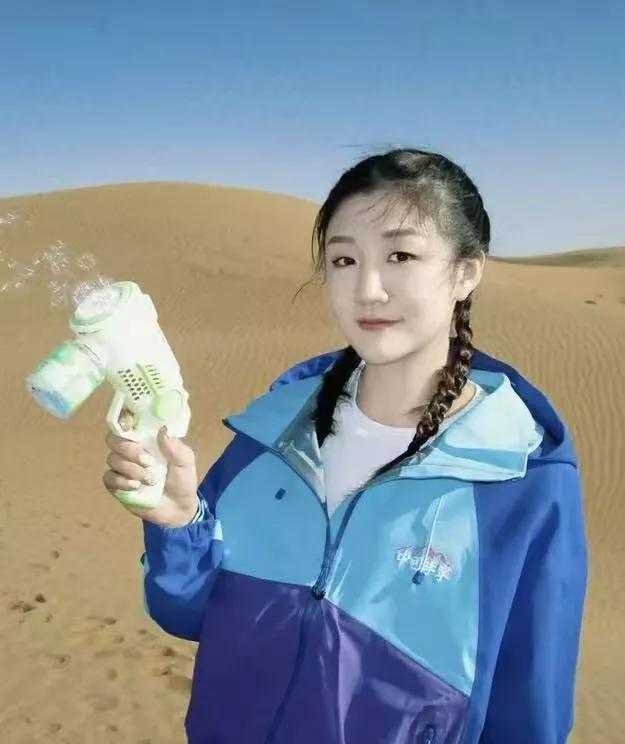 陈梦分享最新美照，弹钢琴，烟花，吹泡泡，梦姐满满的少女心！陈梦分享了一组最新美
