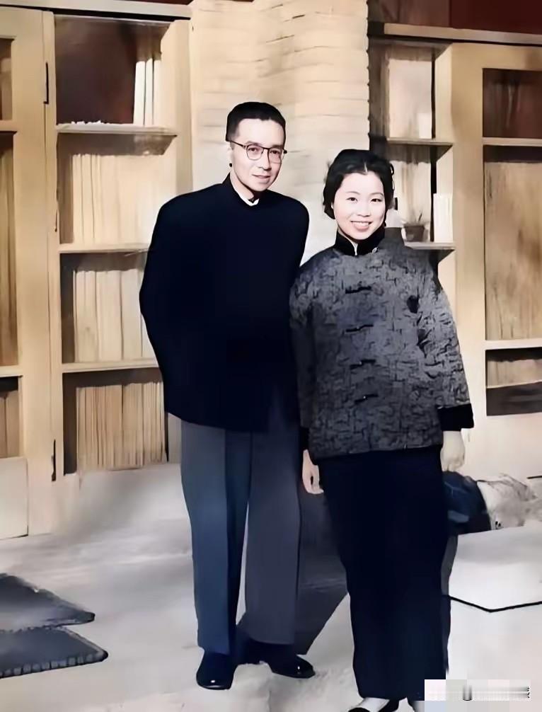 照片中的男人是梁思成先生，照片中的女子是他的妻子，这是在林徽因病逝之后，梁先生又