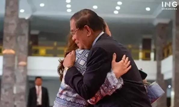 洪森亲王从来没有在欧美国家留过学，也没有在欧美国家生活过。他从小生长在柬埔寨，可