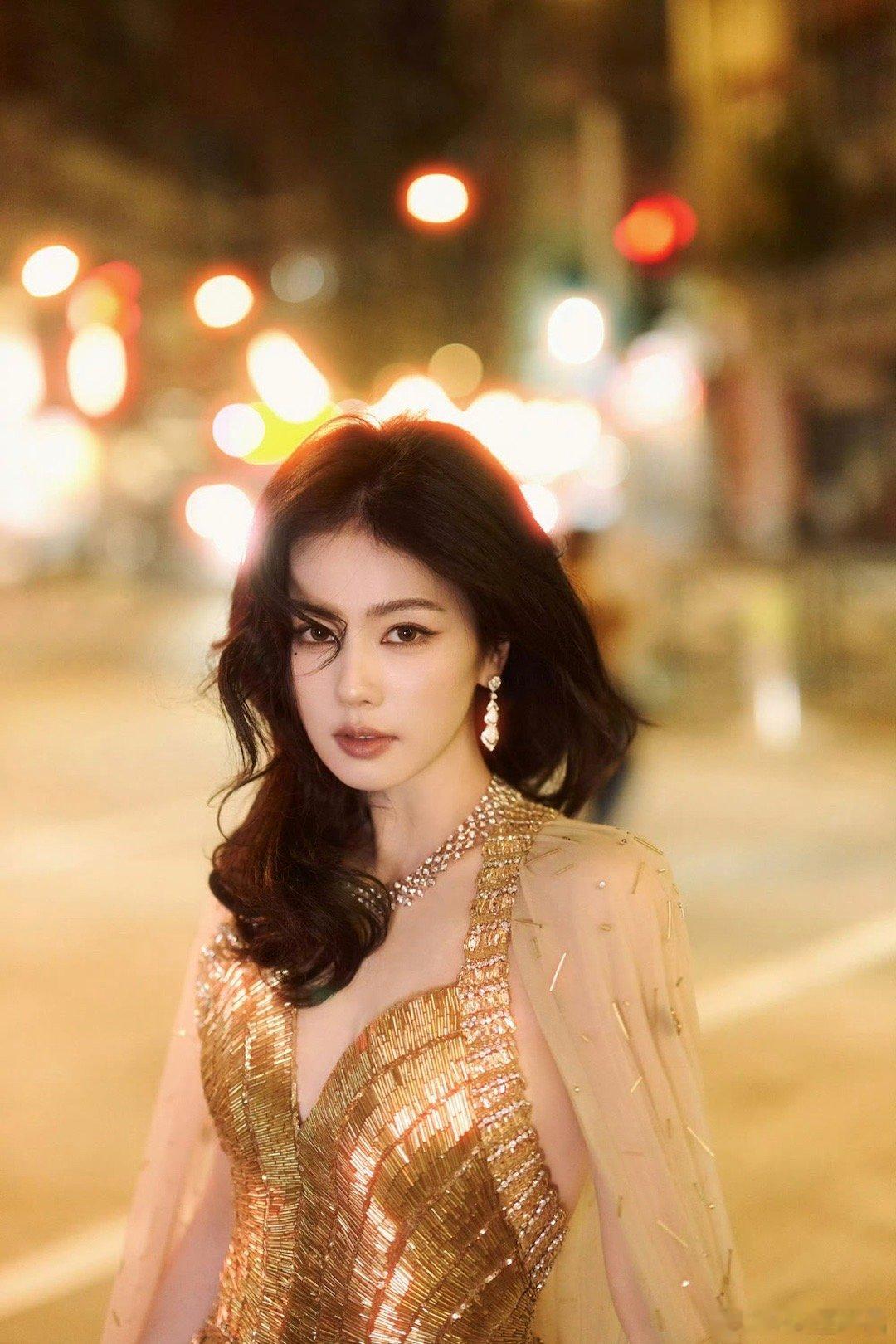 白鹿今日出席爱奇艺尖叫之夜的第三套造型，穿了TonyWard2025