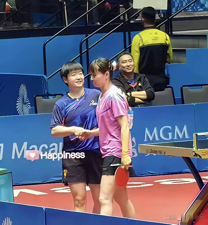 莎莎哄刘炜姗使出的组合拳，让教练都佩服的五体投地！上次打赢李亚可后，给她买