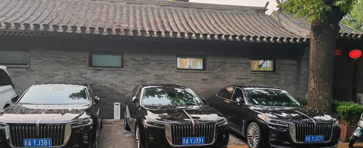 在京城什刹海偶遇三连号联排车，车牌数字整整齐齐排着队～反正这排面先让我惊掉下巴
