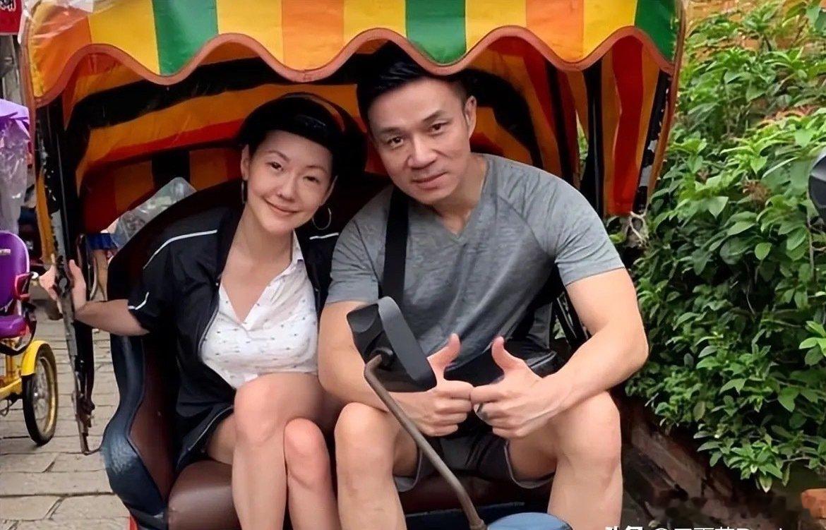 当年，许雅钧和小S出行，夫妻俩手牵手的画面​​Mike的身板真的很好看，而小S看着还很年轻的样子。​