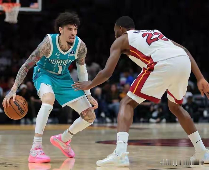 一黑到底！4月15，黄蜂加时127:126绝杀热火，谈5点:一、勇士旧将维