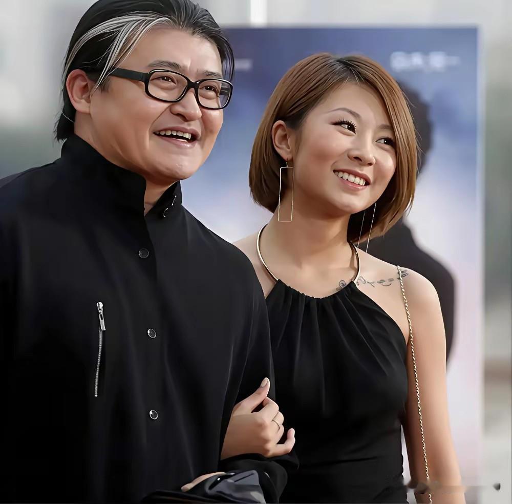这是刘欢生前和女儿刘一丝的合照，女儿刘一丝是1991年出生的，长得和刘欢不是很像