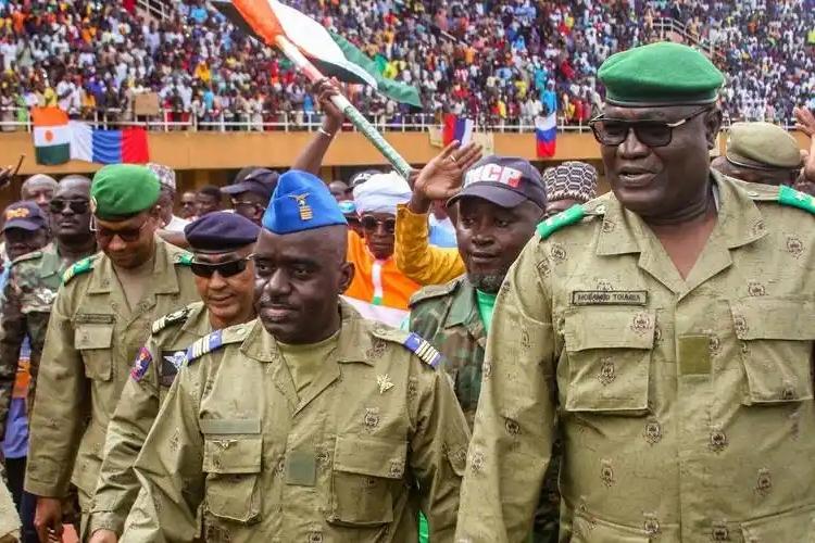 被特朗普一吓，尼日利亚也要买歼-10C和红旗-9B防空系统了。自从没有拿到诺