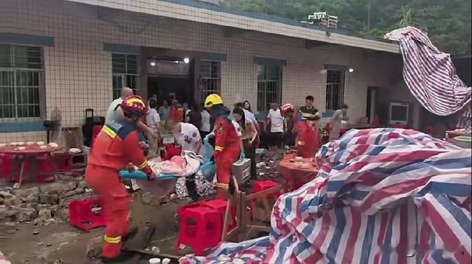 四川长宁升学宴这事，看着真让人难受，也至少让大家明白了，第一，人扎堆的场合尽量