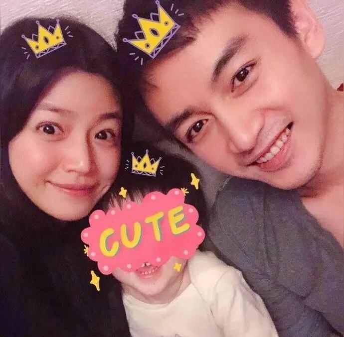 手机掉在出租车后座。娱记捡到，亲自送回。陈妍希接过，屏幕还亮着。那时，她零