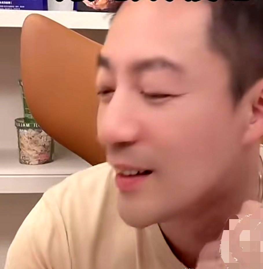 直播镜头突然晃了一下——汪小菲低头抹眼睛的动作被十多万在线网友看得清清楚楚。