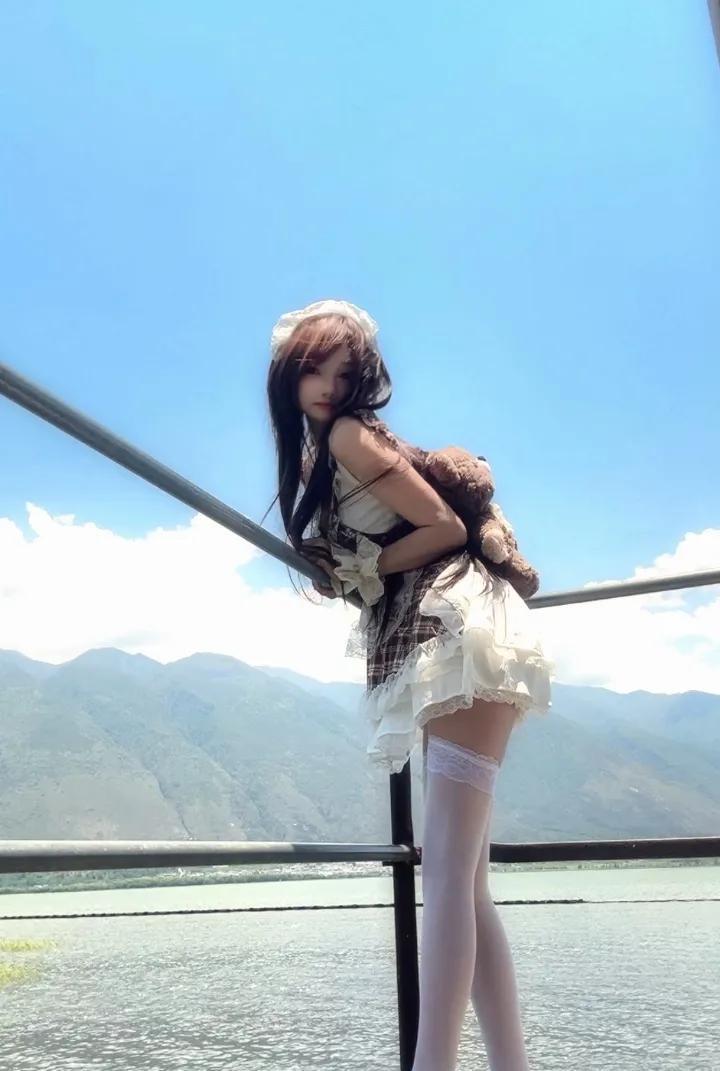 甜系女仆的心动暴击！小熊玩偶+白丝=直男斩？