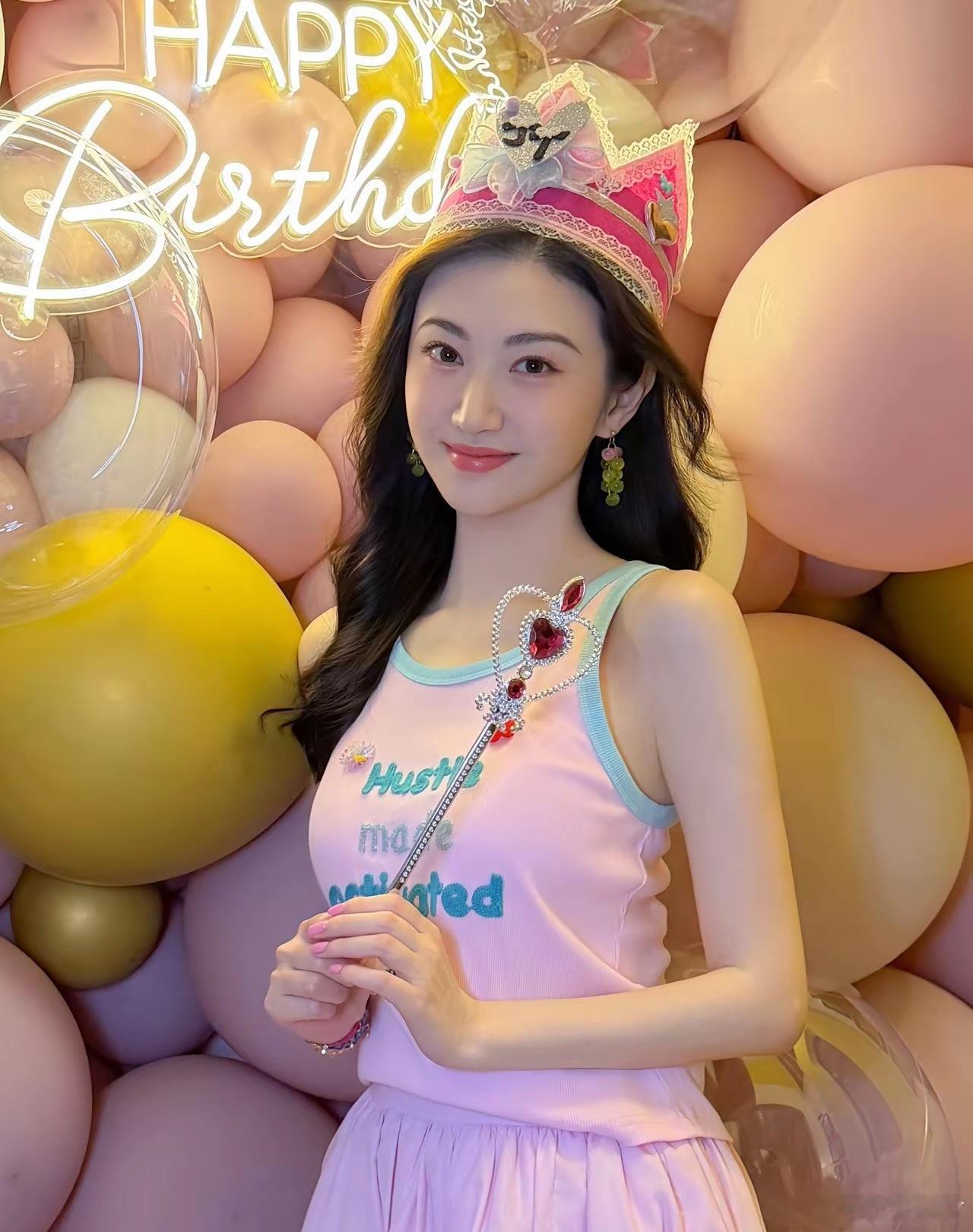 景甜38岁生日照，我看了十遍。​​先看第一张：穿粉色小背心，手里举着根爱心仙女棒。身后一圈粉白金气球