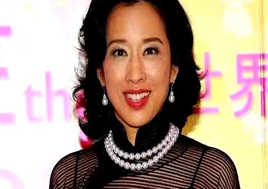 46亿到账那天，朱玲玲连发三条短信给三个儿子：妈自由了。她没要霍家一分钱，却