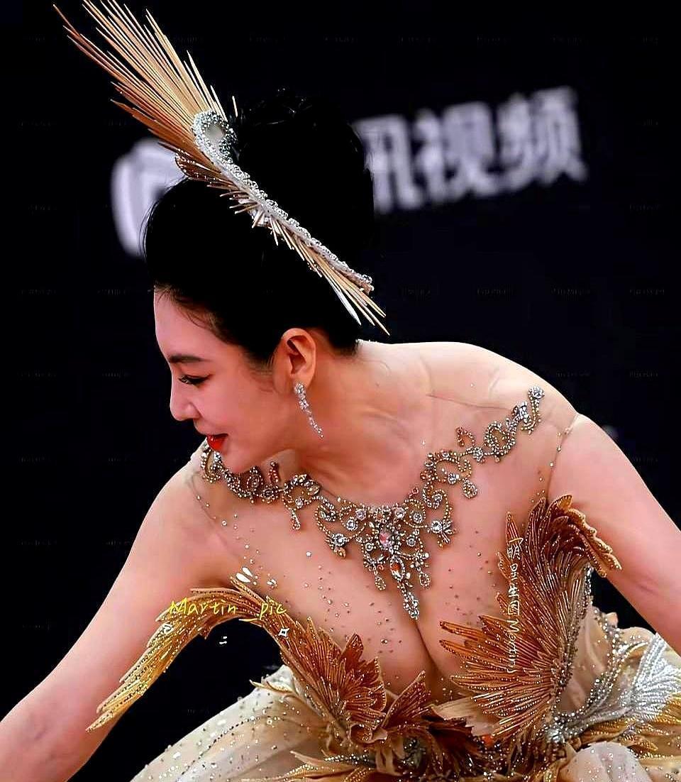 张雨绮那腰，被金色战袍勒到58厘米，深V开到胃。我第一反应：姐，还能喘气吗？