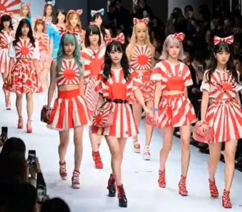 一种危险迹象在东京蔓延！在东京涩谷某小型时装秀上，一群日本女模特身穿印有明显“旭
