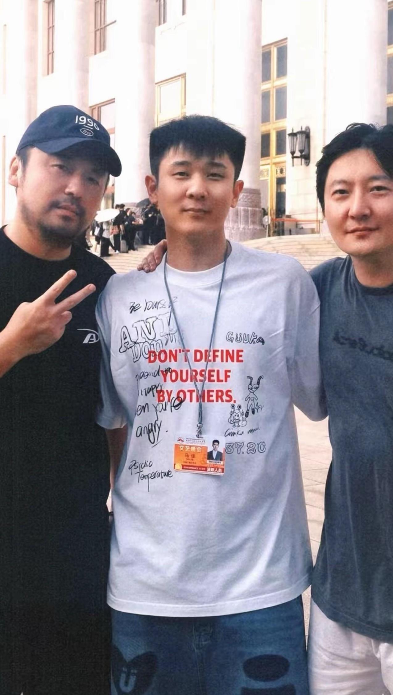 左雷佳音，右郭京飞，中间这位帅气的小伙儿是谁呢？