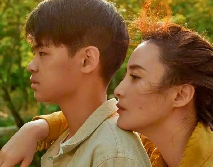 我的老天爷，这确定是大美女蒋勤勤的儿子？长相和妈妈蒋勤勤不是没沾边，可以说是