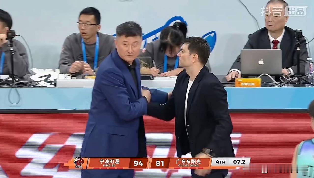 广东81-94惨负宁波终止五连胜，一战让我们看清三个问题：1、杜锋不会用大中锋