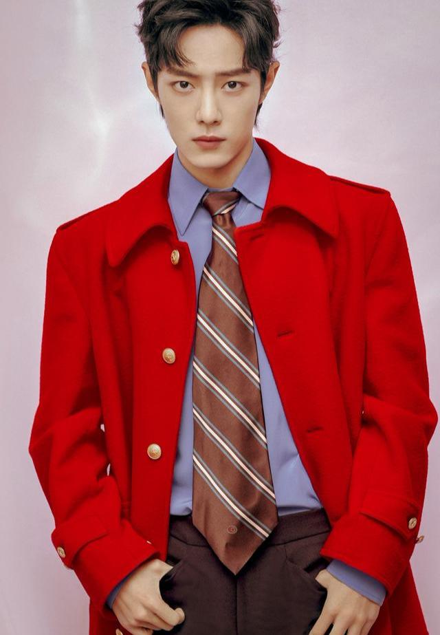 朱一龙这身新春装很应景,本身皮肤白皙青秀的他穿上红衣惊艳中带着一